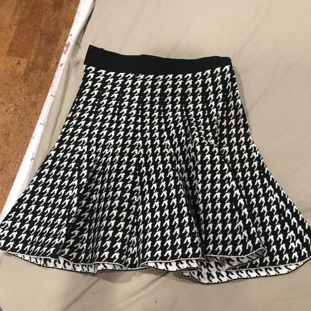 Black and white knit skirt